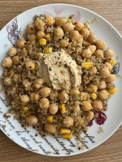 Una foto de Quinoa con hummus 🍛