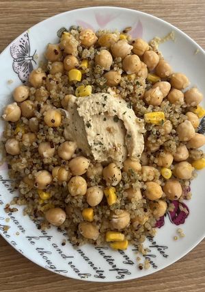 Una foto de Quinoa con hummus 🍛