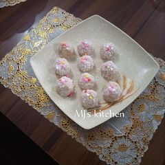 A picture of Coconut ladoo.