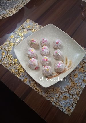 A picture of Coconut ladoo.