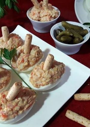 Una foto de Huevos rellenos de cangrejo y gambitas