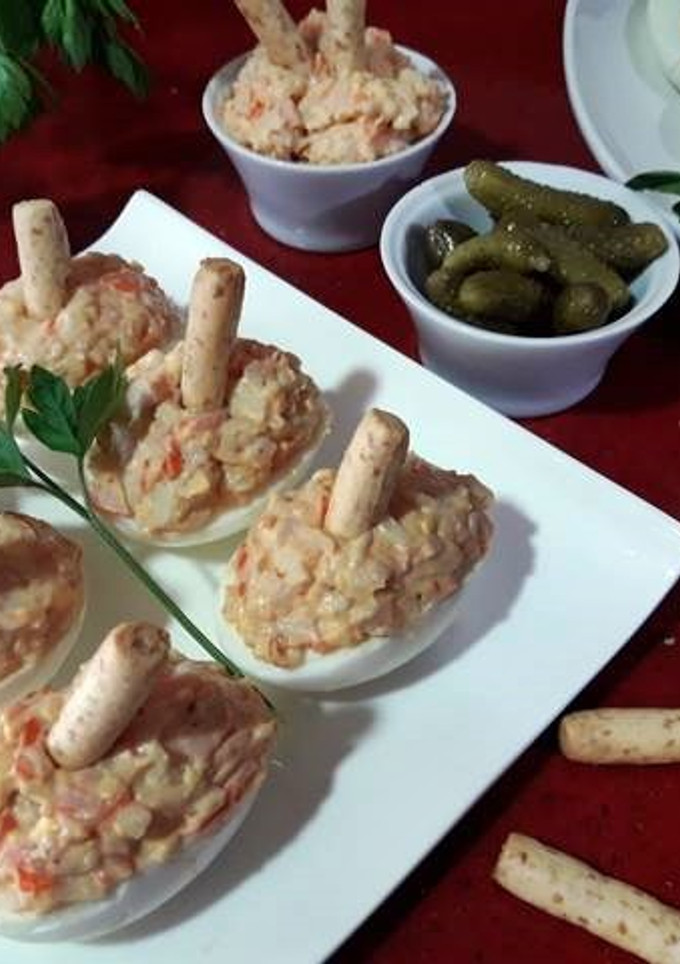 Una foto de Huevos rellenos de cangrejo y gambitas