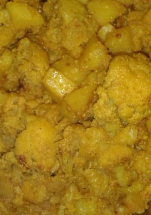 A picture of Potatoes and cauliflower stir fry.