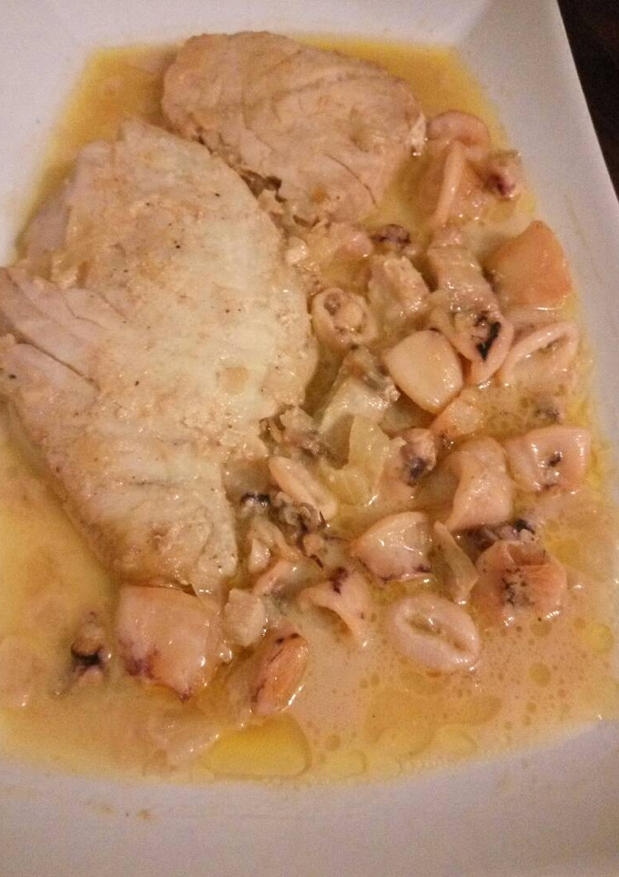 Una foto de ⛵Atún y Calamares a la crema de coco