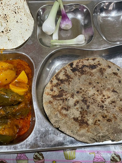 ભરેલા રીંગણ બટાકા નું શાક (Bharela Ringan Bataka Shak Recipe In Gujarati) રેસીપી મુખ્ય ફોટો