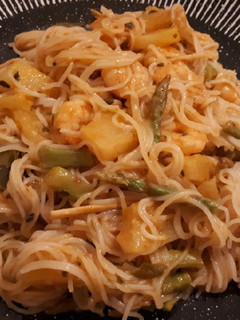 Una foto de Curry laksa de calabaza con piña, espárragos y gambas