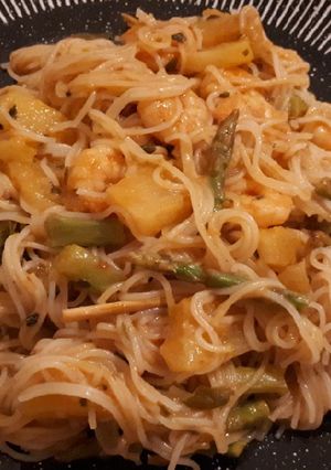 Una foto de Curry laksa de calabaza con piña, espárragos y gambas