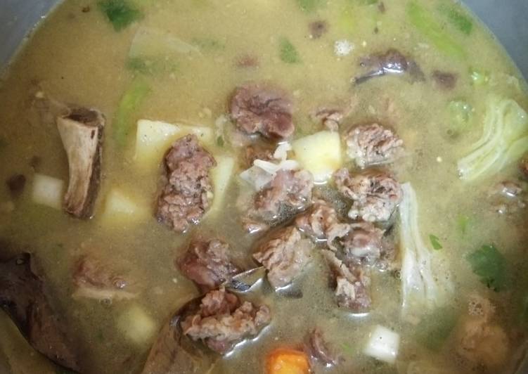 Sop tulang dan daging sapi