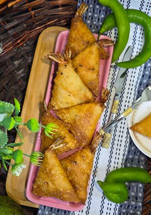 A picture of Prawn Samosas.