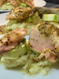 Una foto de Salmón con mostaza y mandarina sobre puré de patata