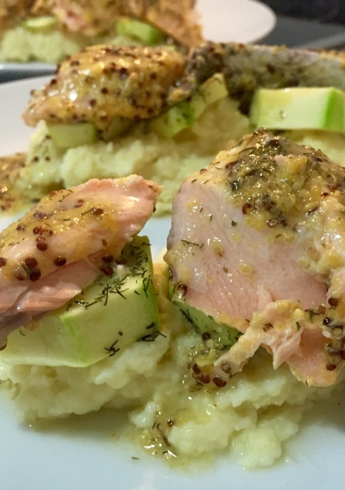Una foto de Salmón con mostaza y mandarina sobre puré de patata