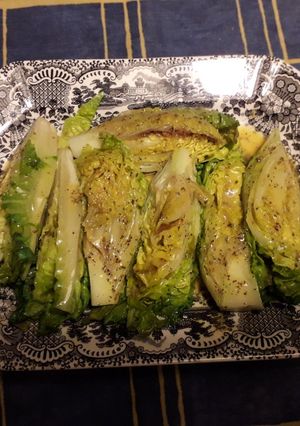 Una foto de Cogollos a la plancha con vinagreta de menta
