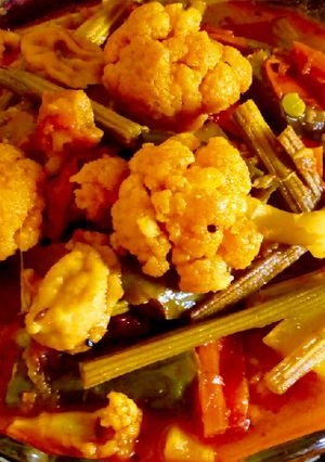 ফুলকপি সজনে ডাঁটা দিয়ে নিরামিষ ঝোল(phulkopi sojne danta diye niramish jhol recipe in bengali) রেসিপির প্রধান ছবি