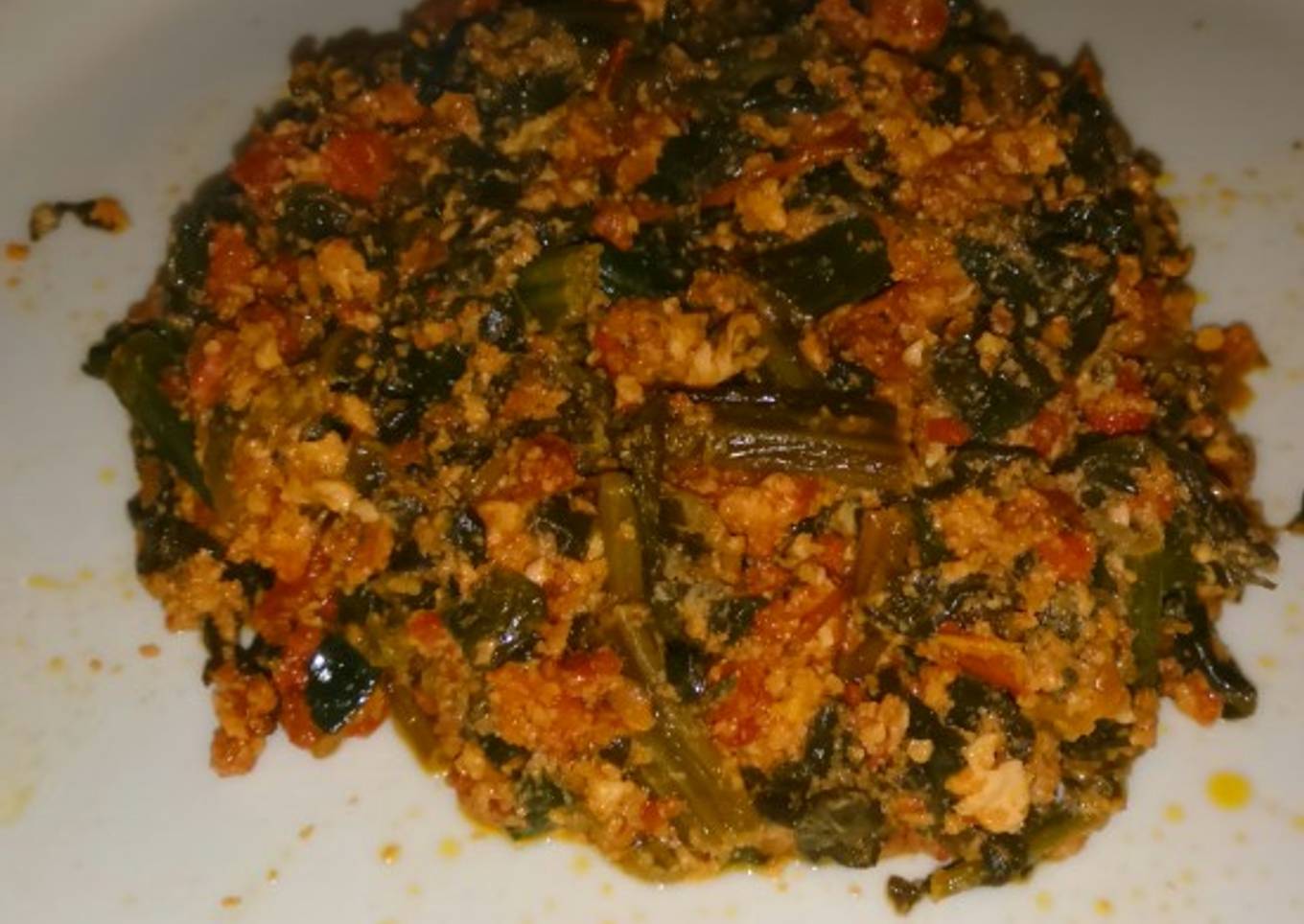 Revuelto de espinacas a la mexicana con chorizo y huevo