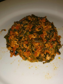 Una foto de Revuelto de espinacas a la mexicana con chorizo y huevo