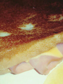 Una foto de HU3RAz♡ Sándwich de Jamón y Queso :)