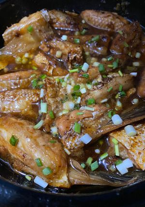Hình của món Vây cá hồi kho tiêu.