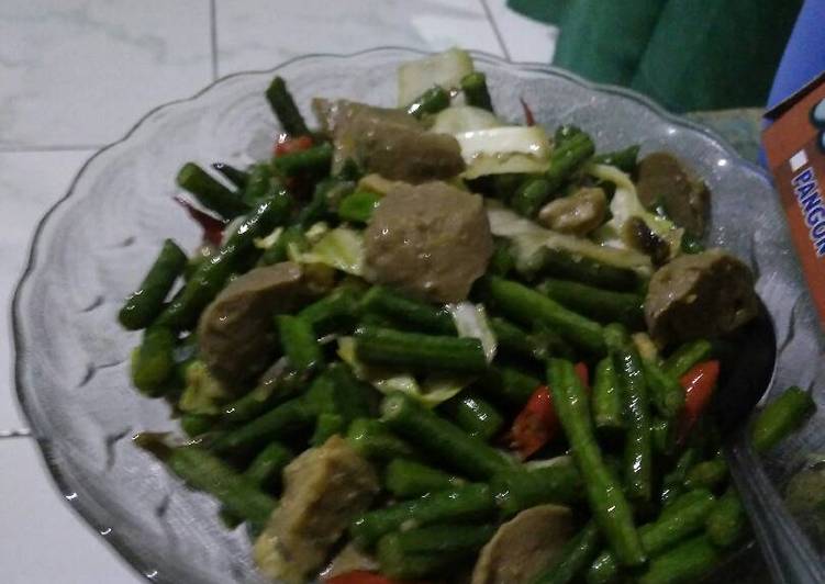 Kacang panjang pedas campur tempe, kol,dan bakso