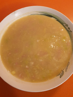 Una foto de Sopa humilde de puerro y jamón 🍜