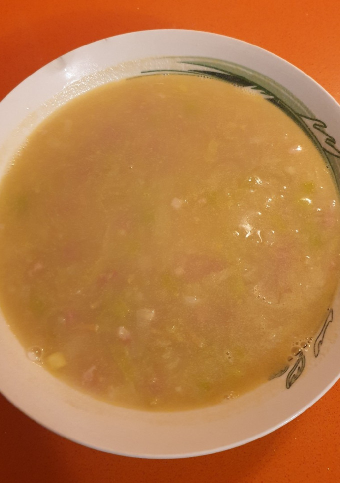Una foto de Sopa humilde de puerro y jamón 🍜