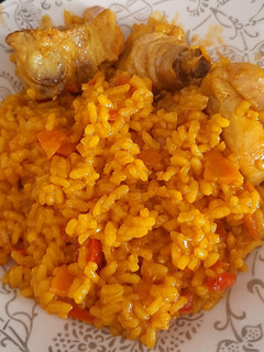 Una foto de Arroz meloso de pollo y costillas
