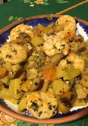 Une photo de Gambas géantes à l'ananas, aubergine et tomates cerises