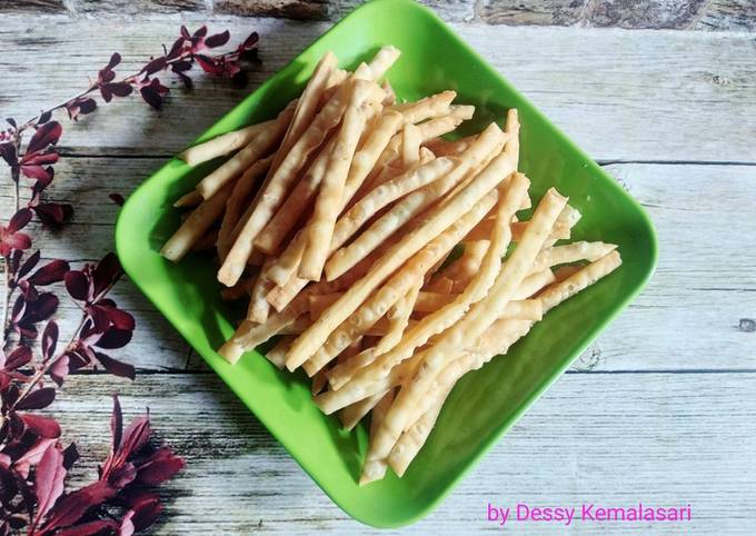 Resep Stik Bawang Renyah Tanpa Telur Dan Santan Oleh Dessy Kemalasari Cookpad