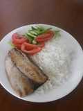 Pescado al vapor con arroz y ensalada