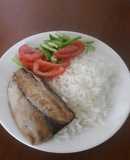 Pescado al vapor con arroz y ensalada