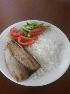 Una foto de Pescado al vapor con arroz y ensalada