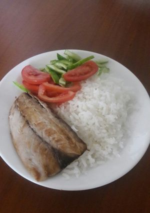 Una foto de Pescado al vapor con arroz y ensalada