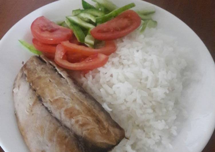 Pescado al vapor con arroz y ensalada