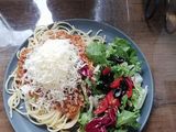 Gyors bolognai salátával