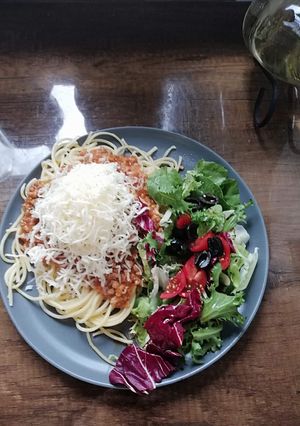 Gyors bolognai salátával recept fotója