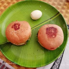 Egg lettuce leaves burger A picture of Egg lettuce leaves burger.
