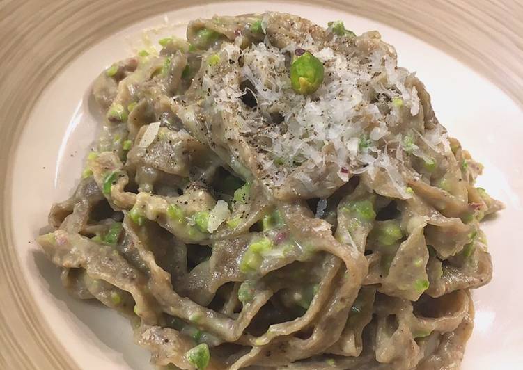 Tagliatelle al caffè con crema di pistacchi