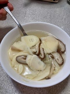 蒜片竹筍鮮菇湯🌱五辛素 的食譜成品照片