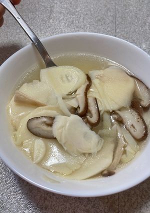蒜片竹筍鮮菇湯🌱五辛素 的食譜成品照片