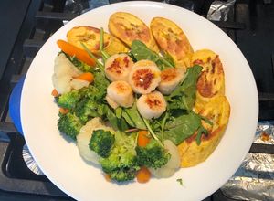 Hình của món Sò điệp áp chảo với sốt salad mù tạc vàng.