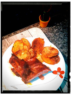 Una foto de Costillar con papas