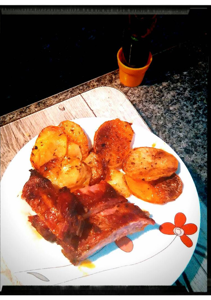 Una foto de Costillar con papas