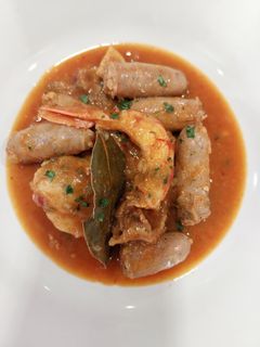 Una foto de Mar y montaña de rape, salchichas, panceta y gambas