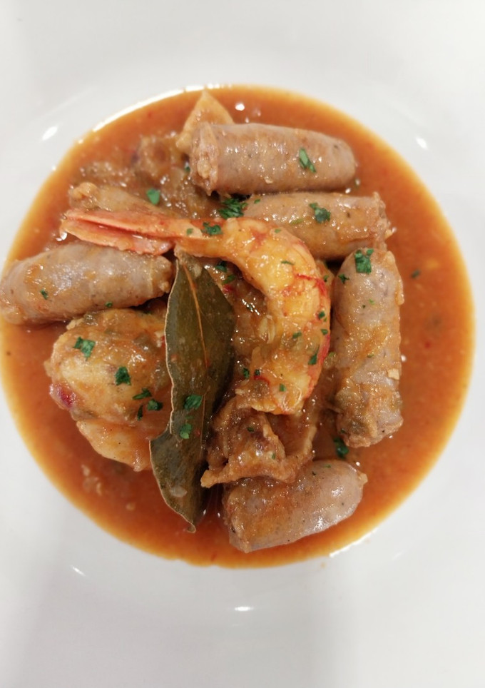 Una foto de Mar y montaña de rape, salchichas, panceta y gambas
