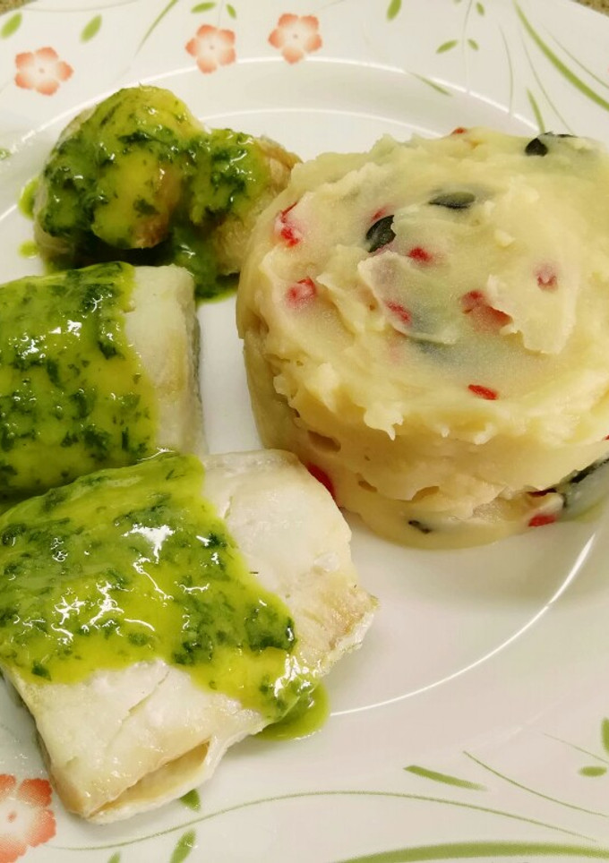 Una foto de Bacalao con patatas y piquillo