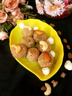 गोंद लड्डू (Gond Laddu recipe in Hindi) रेसिपी मुख्य फोटो