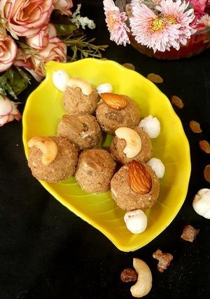 गोंद लड्डू (Gond Laddu recipe in Hindi) रेसिपी मुख्य फोटो