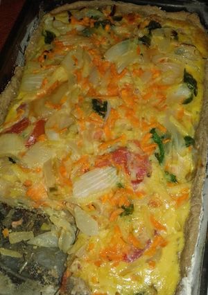Una foto de Tarta de cebolla con verduras