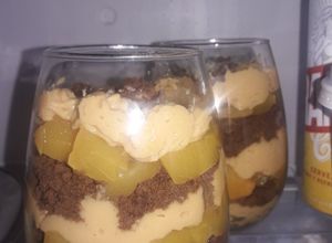 Una foto de Triffle de chocolinas con durazno