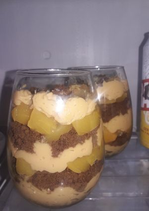 Una foto de Triffle de chocolinas con durazno