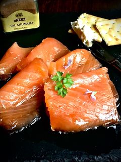 Una foto de Salmón marinado ahumado